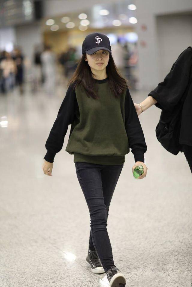 卫衣|董洁不认真打扮也美得出众，卫衣配牛仔裤简约朴素，低调温柔