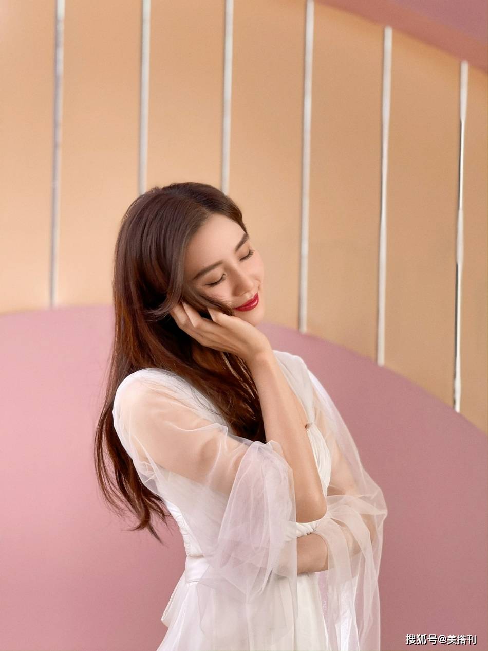 颜比正|刘诗诗就应该多多穿白裙,最新广告花絮变小仙女,气质舒适又高级