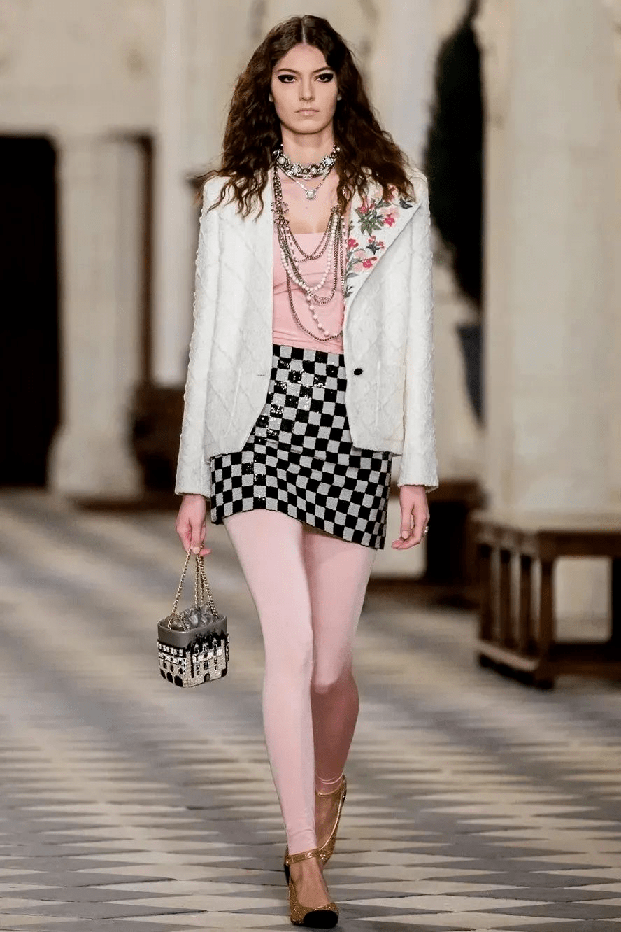 白和|刘雯私服好绝,棋盘格+牛仔裤百搭又显瘦!