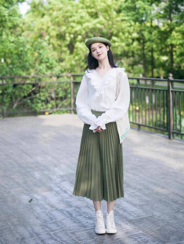 黑色|“半身裙”早秋这样穿，优雅温婉又可人