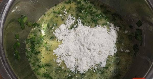 加入适量|春天不吃这菜就亏了,筷子搅一搅,香喷喷的早餐饼5分钟端上桌