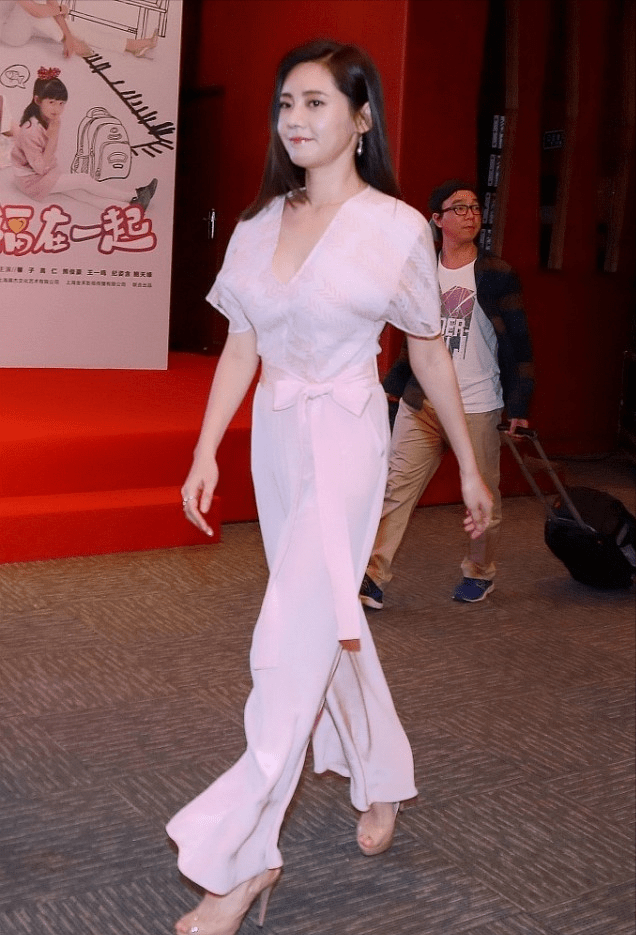 上围|秋瓷炫真是把温柔刻在骨子里，穿淡粉色连体裤，上围丰满腰肢挺细