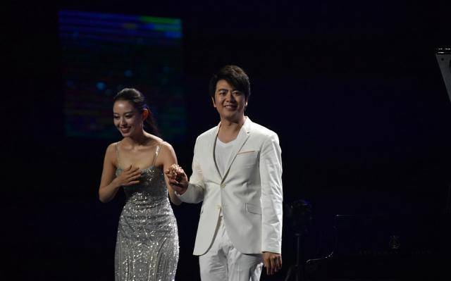 亮片|郎朗携娇妻四手联弹，混血儿吉娜·爱丽丝才貌双全，吊带裙好时尚