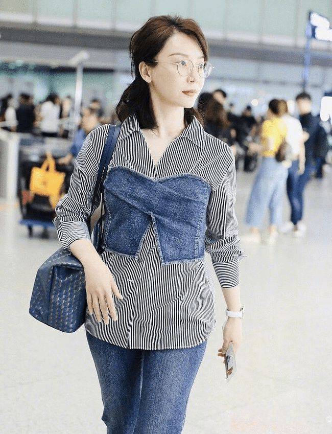 层次感|陈数的气质中自带知性感,穿卡其色风衣端庄优雅,很是时尚