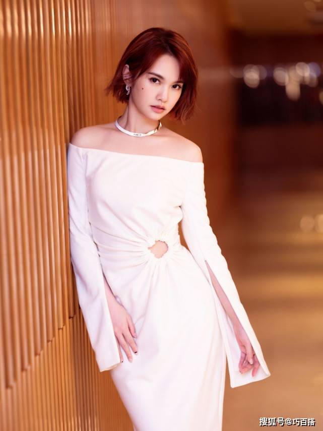 杨丞琳|37岁杨丞琳身材好辣，廓形牛仔套装+绿色小背心，马甲线很迷人