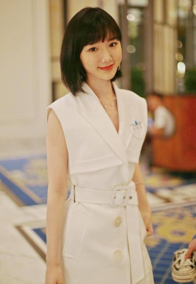 场合|“乔家儿女”的毛晓彤火了,穿炫彩紫小礼裙,造型华丽不失青春感