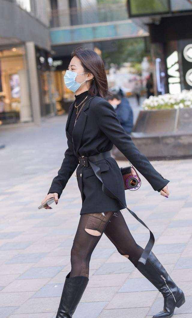 身材|黑色连衣裙搭配长筒皮靴，时尚潮流趋势，女生必备的搭配