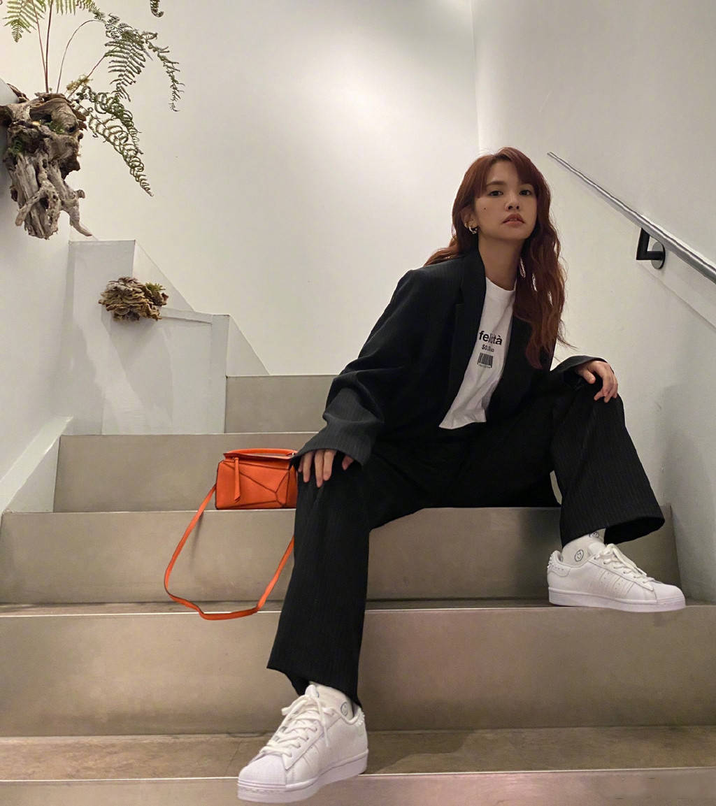 杨丞琳|36岁杨丞琳美搭，穿露脐衫高挑，配运动裤有范，身材161里少有