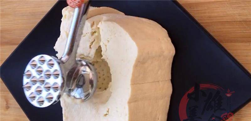 加入适量|豆腐别再炖着吃,加1个西红柿,教你很解馋的吃饭,越吃越香