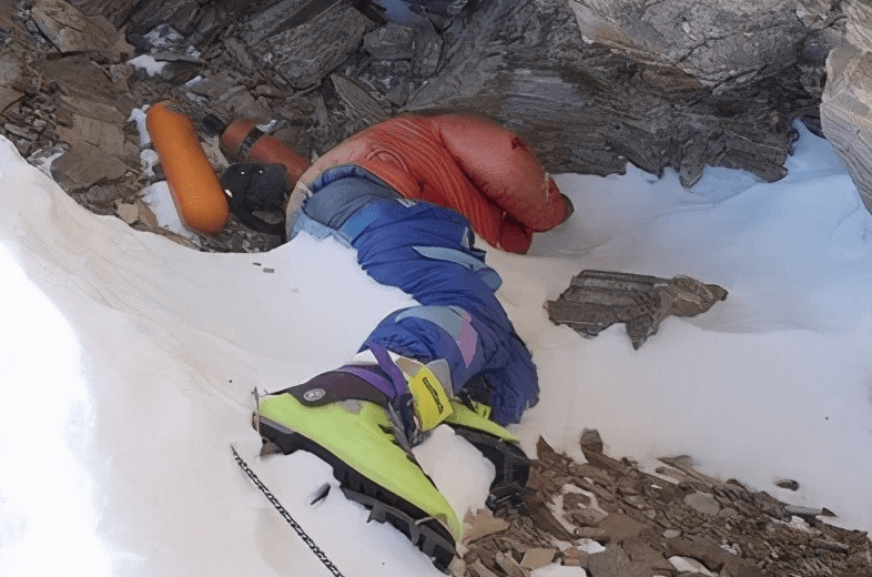 珠峰上著名的遇难者“绿靴子”，为何20年来都没人为他收尸？