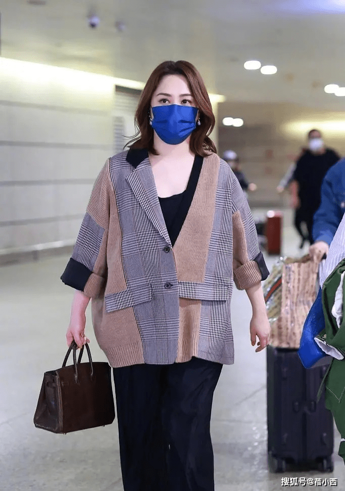 钟欣潼|阿娇钟欣潼骨子里藏着“富态美”，穿格纹西装走机场，气质满分