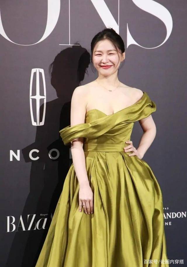 舞台|金靖不愧是微胖界的穿搭典范，一袭绿裙超显肤白，舞台上成焦点