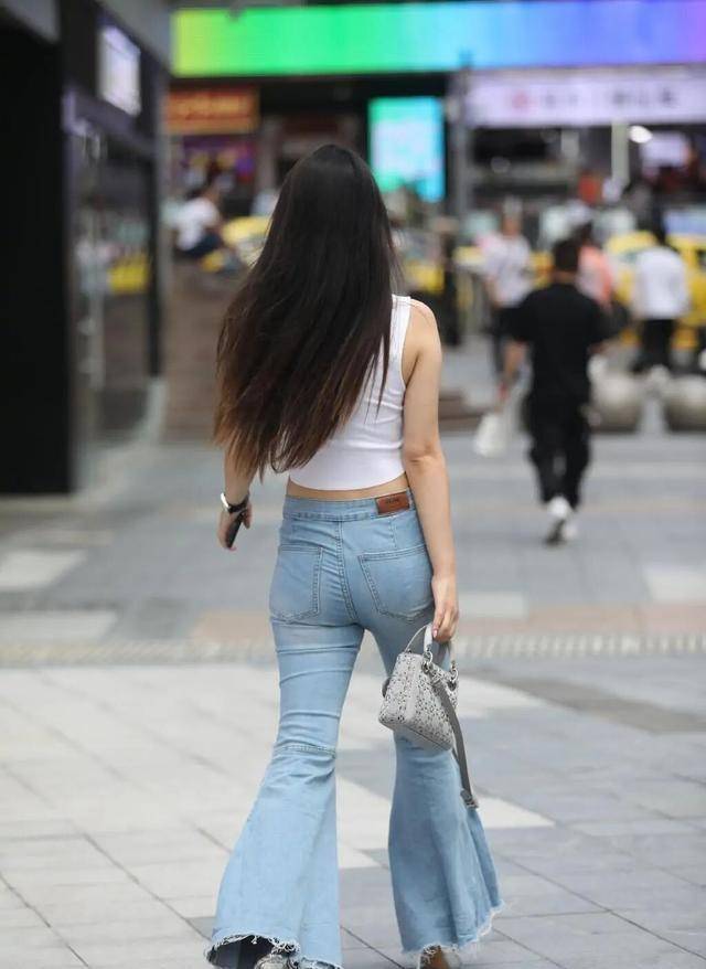 高跟鞋|黑色豹纹高跟鞋搭配蓝色九分打底裤，时尚潮流，走红时尚圈