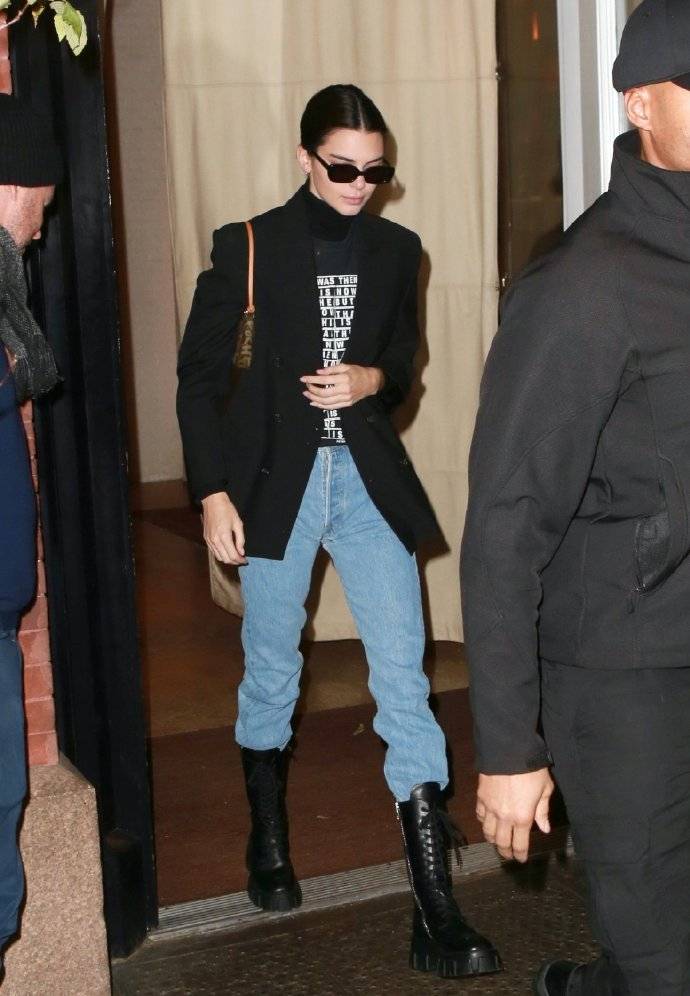 黑色|超模肯豆恋上马丁靴了！穿西装保暖时髦，小包包穿出两米八的气场