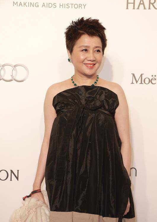 设计|“赌王四太”梁安琪确定60岁？怼脸拍一点皱纹都没有，保养得真好