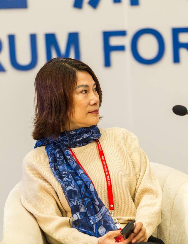 颜色|董明珠认真打扮霸气变温柔,穿针织衫搭海蓝色丝巾,65岁看着像45