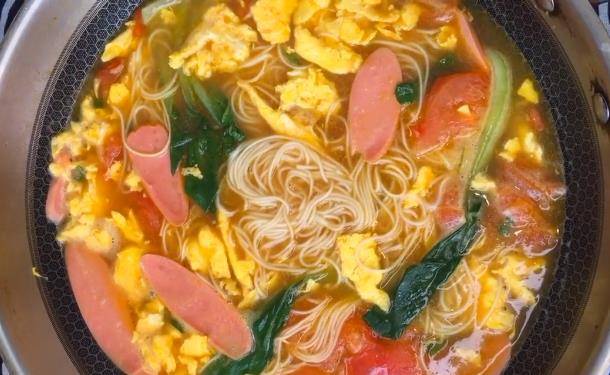 卫生状况|1把面条,4个鸡蛋,再加配菜,简单制作营养早餐面。