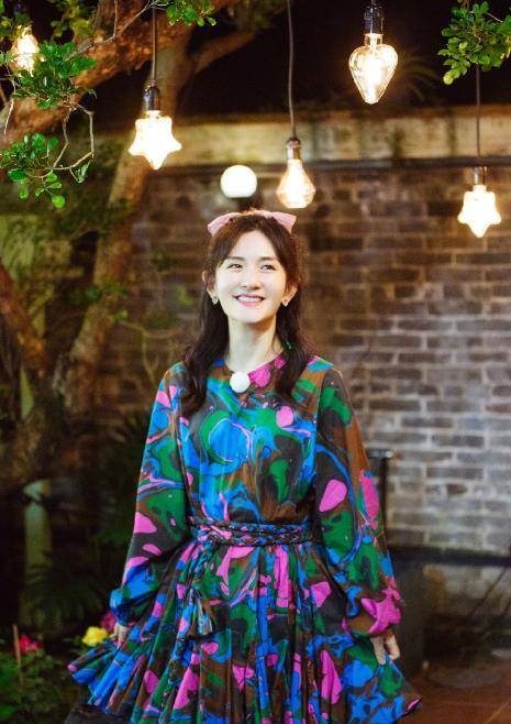 颜色|谢娜都孩子妈了还那么大玩心，沙漠上尽情摆poss，看着真“魅”