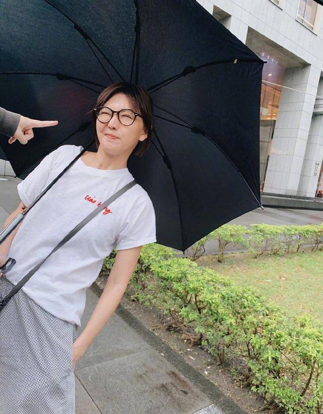 西裤|孙燕姿穿搭路人感强烈，T恤宽大不显身材，滤镜重重难掩皮肤松弛