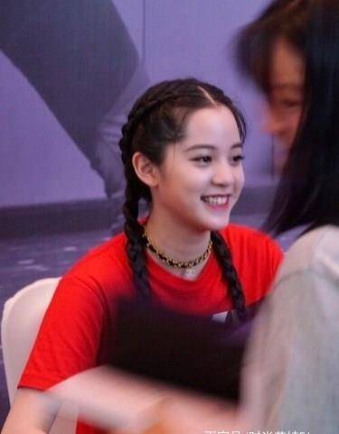 黑色|娱乐圈9位女星都用的发型，杨幂热巴清纯少女，不及金泫雅的复古