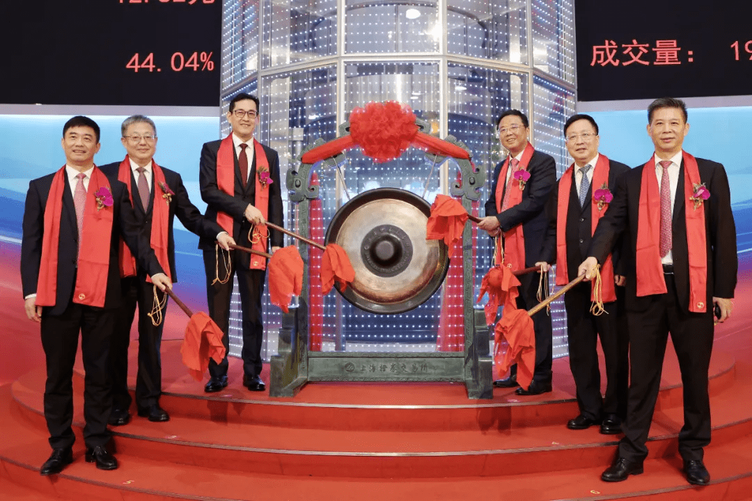 沪农商行上交所上市:市值928亿 宝山钢铁与远洋海运是股东