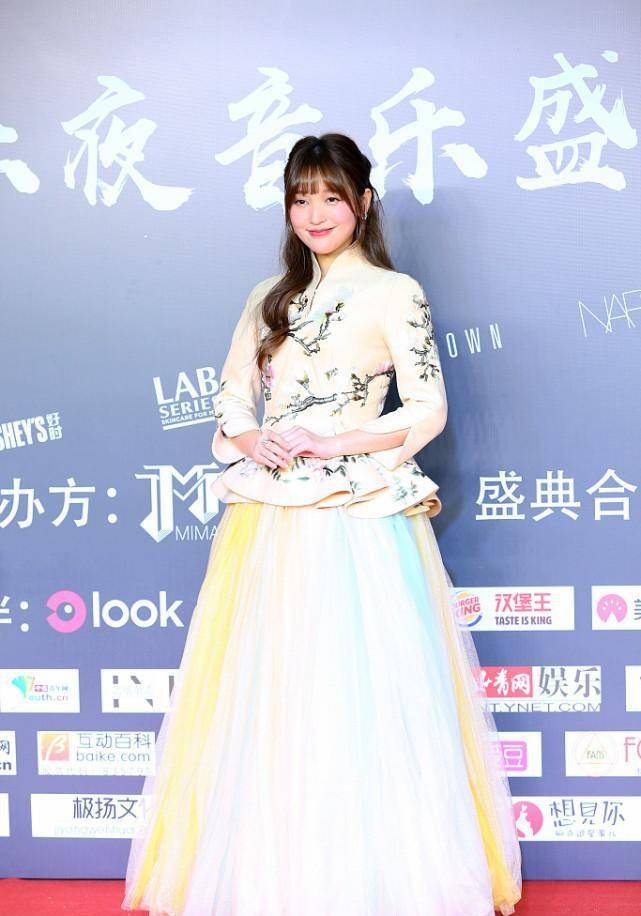进行|美女就是养眼，金莎鞠婧祎站一起，一个圆润一个瘦，穿裙子都好美