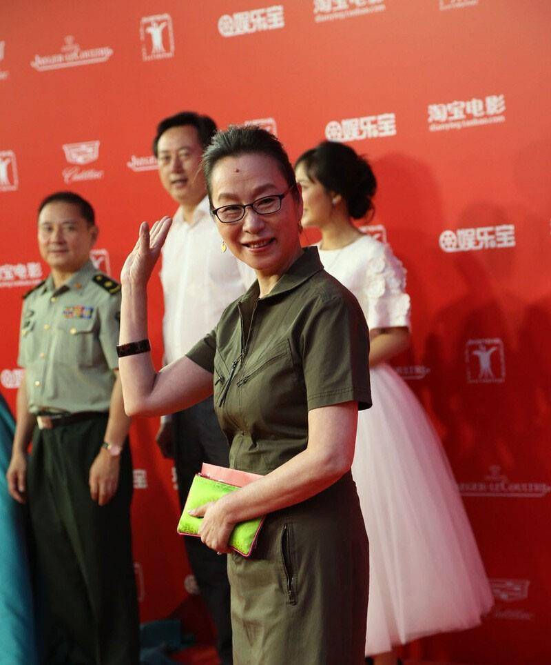 奚美娟|奚美娟看着真挺和蔼的，出门穿的真素气，脖子上的珠串更有灵气