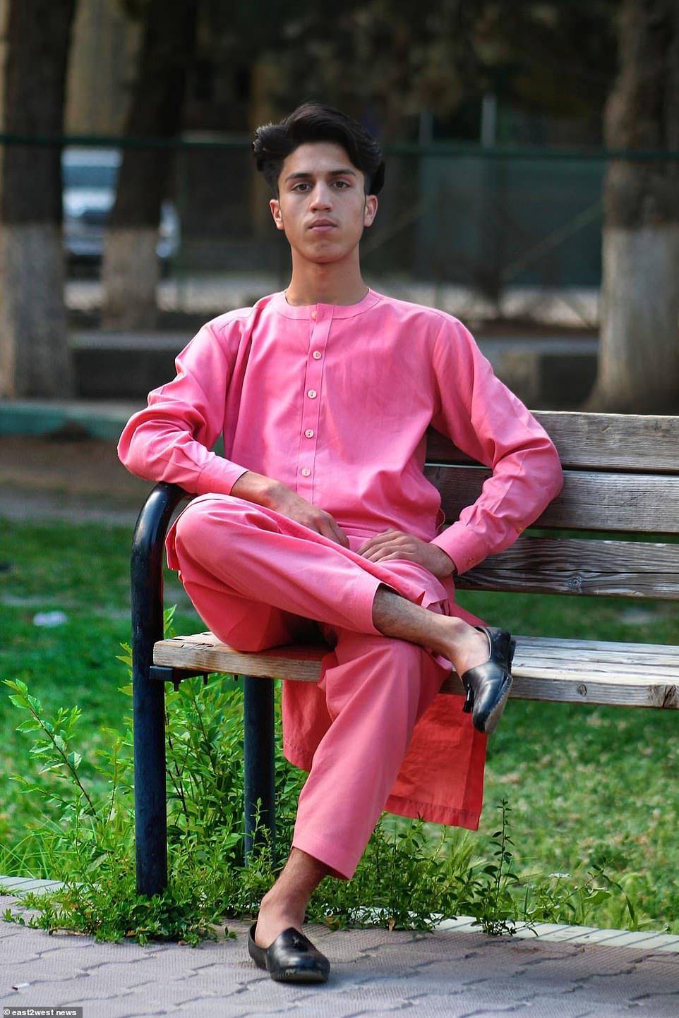 阿富汗19岁足球运动员何以爬上美国飞机?社交媒体照片意气风发