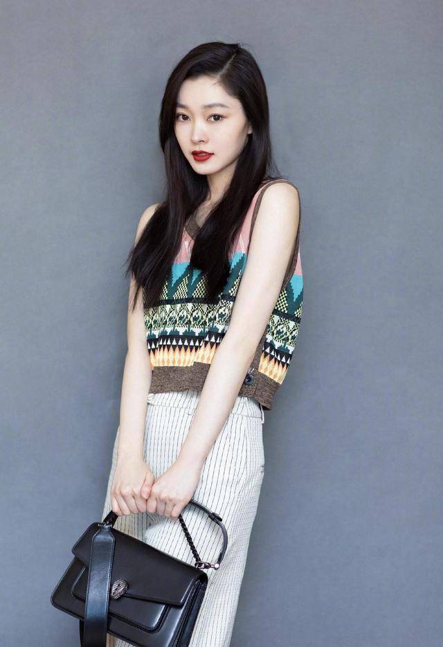 美眉|宋轶“火”起来不是没道理的，一袭吊带纱裙飘逸灵动，温婉动人