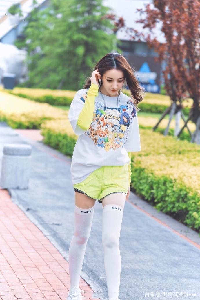 好身材|迪丽热巴广告造型真丰满,穿20cm“巴掌裤”,这“括号臀”太招摇