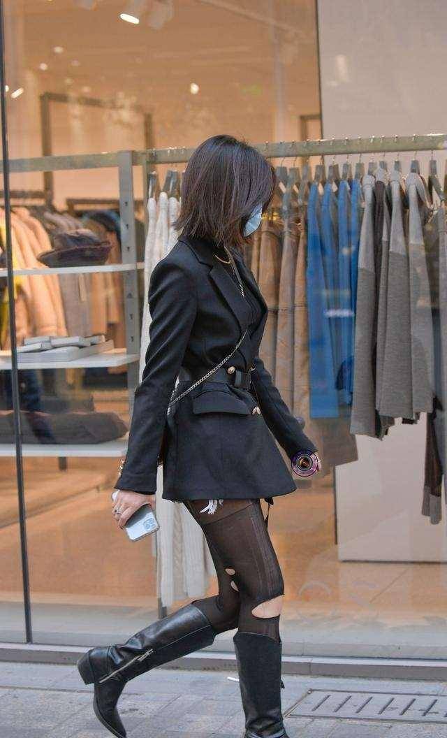 身材|黑色连衣裙搭配长筒皮靴，时尚潮流趋势，女生必备的搭配