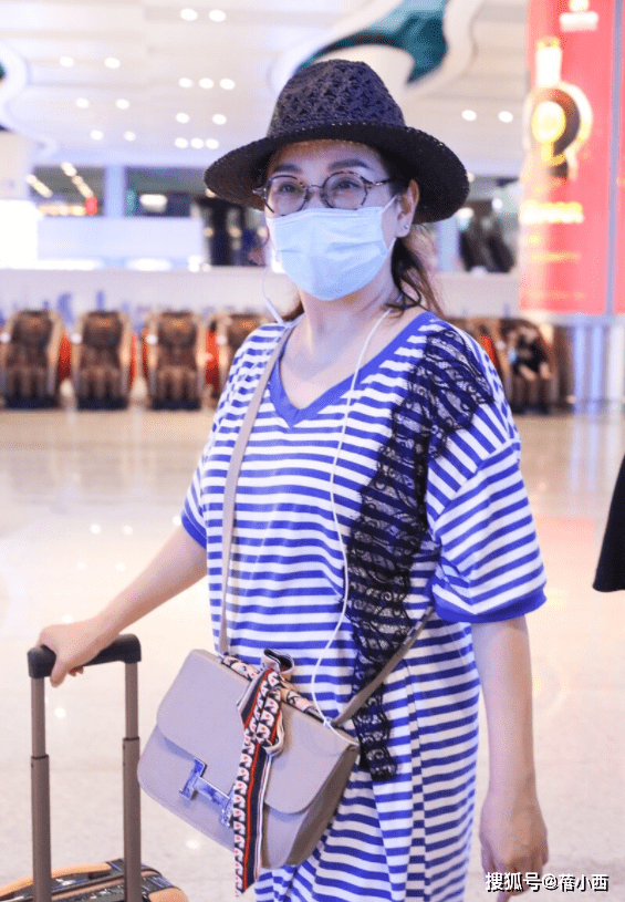 黑色|陈松伶都被张铎宠成小女孩了，中年发福穿宽松条纹T恤，也不尴尬