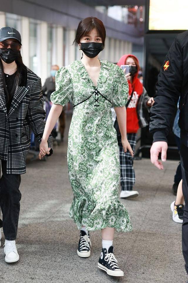 整体|虞书欣用力过猛了，穿超大“泡泡袖”抹胸裙险翻车，要靠颜值硬撑