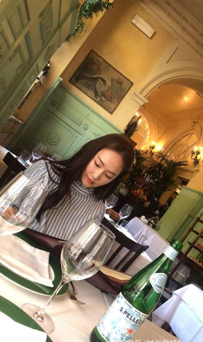 一身|郑秀妍终于赢了一次，跟妹妹同框清新条纹显魅力，这才是真实的她