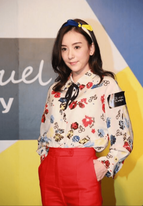 辣妈|85后方媛又美了,2800元碎花拼接裙四肢纤细,同框俩女儿好似姐仨