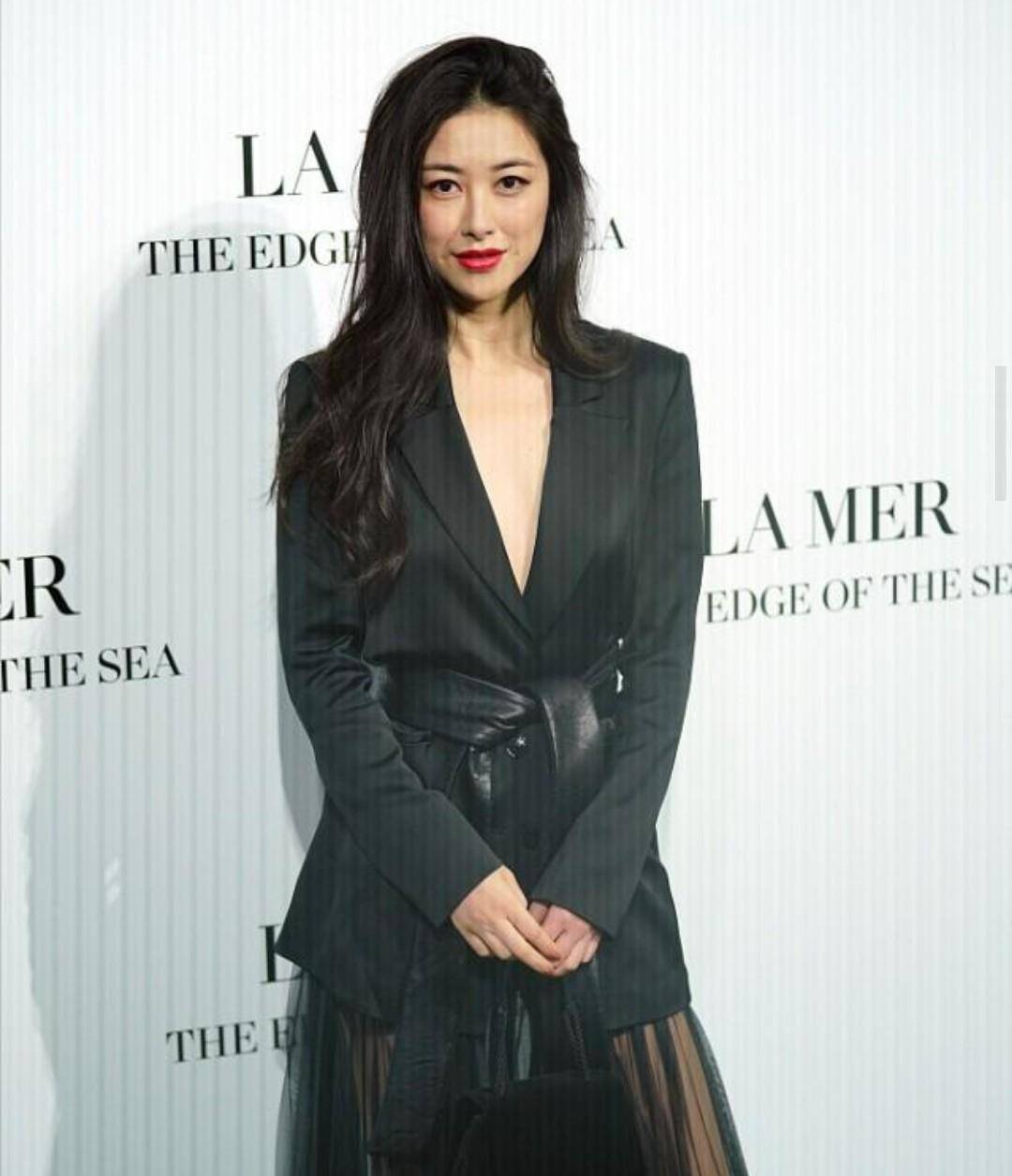 黑色|朱珠穿西装太美了，肤白貌美身材完美，不愧是“全球最美面孔”