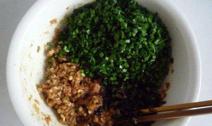 进行|1块鸡胸肉，1把韭菜，制成懒人早餐，皮脆馅香，一口一个好过瘾