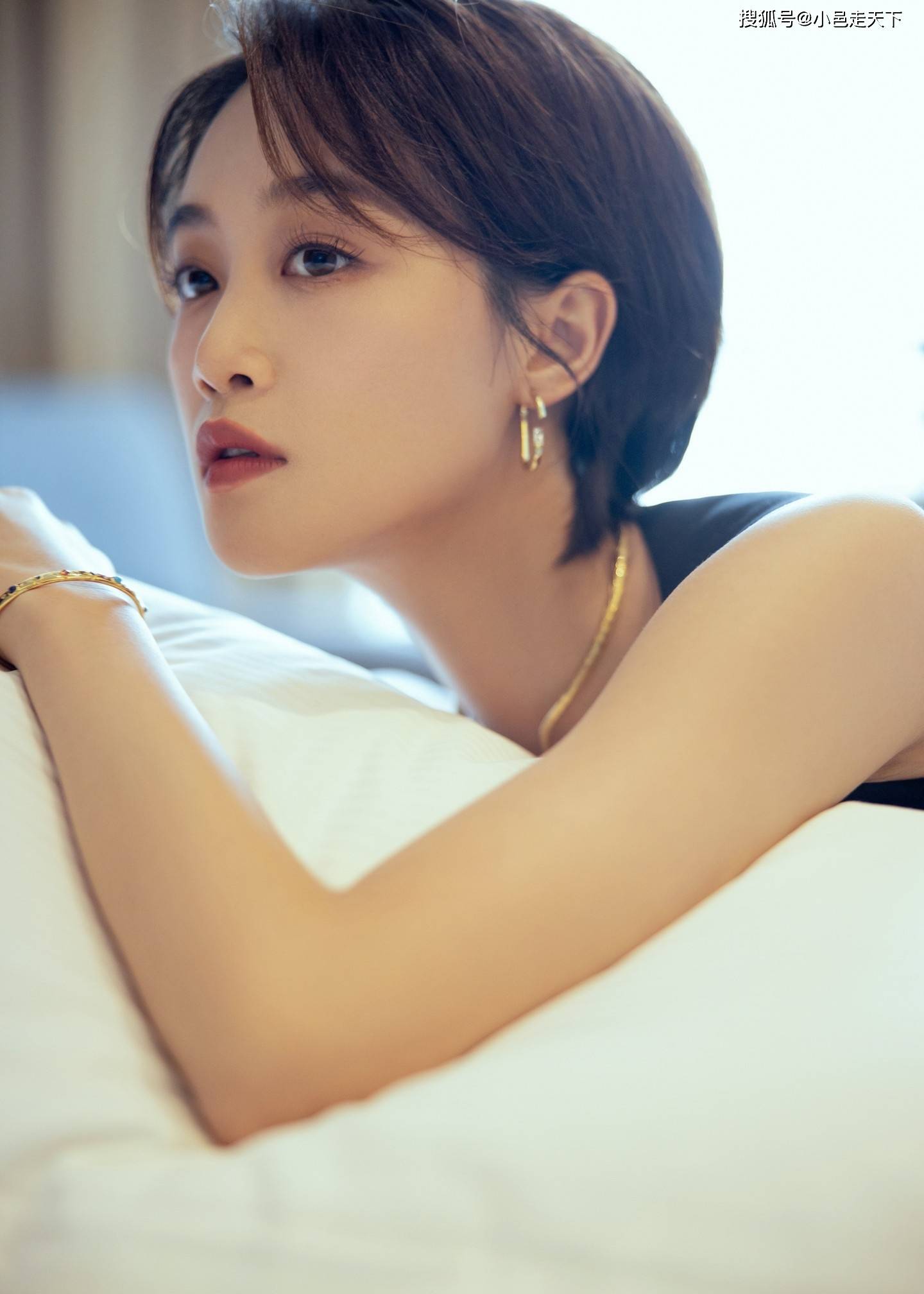 蓝盈莹黑色系香肩性感写真