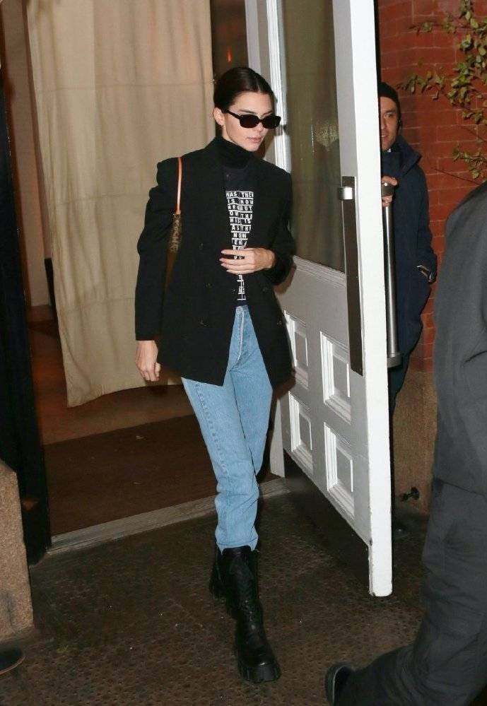 黑色|超模肯豆恋上马丁靴了！穿西装保暖时髦，小包包穿出两米八的气场