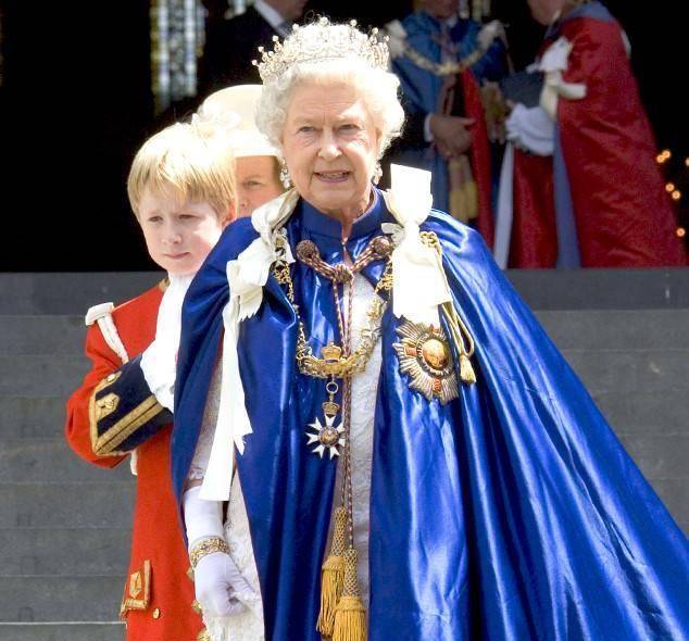 活动|英女王演讲彻底不提梅根!穿高贵优雅的紫裙子,珍珠项链都发黄了