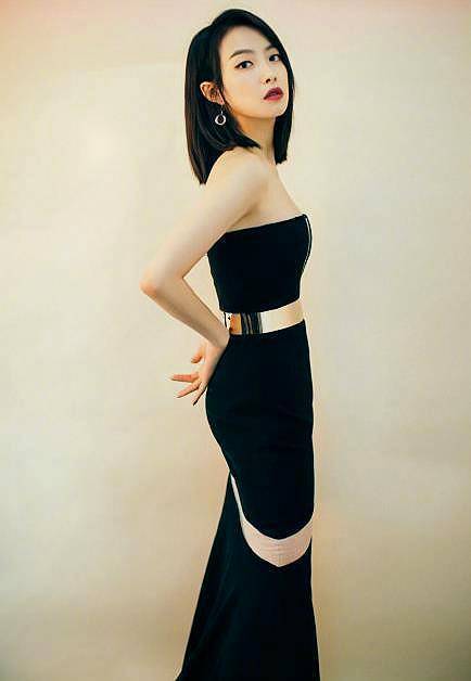 曲线美|宋茜为吸睛真拼!穿抹胸裙秀香肩不够看,还将V领开到肚脐赚眼球