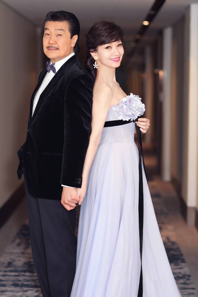 鱼尾|赵雅芝踩“细针”走活动,波光鱼尾裙不显老,身材瘦得惹人疼