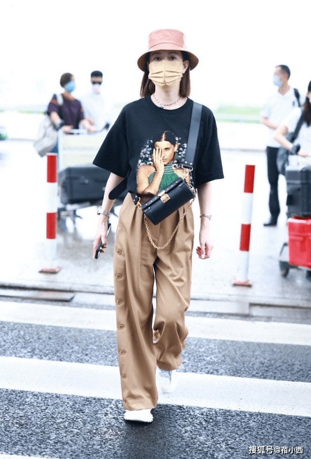 亮点|佘诗曼气质在根本不用扮嫩，穿T恤配阔腿裤走机场，哪像75年的？