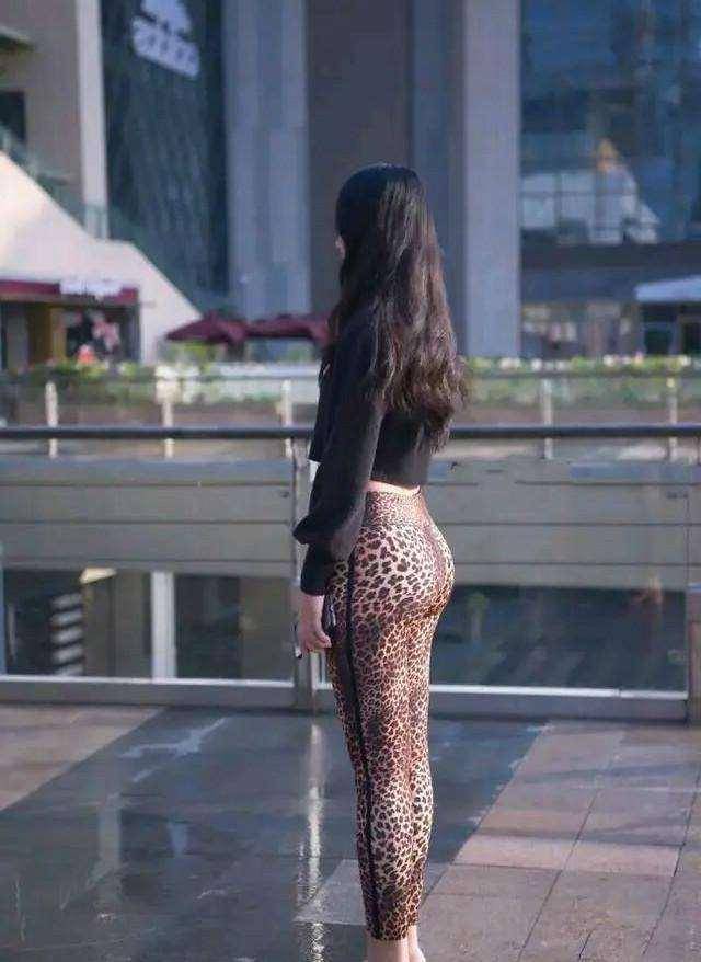 牛仔|黑色花边背心搭蓝牛仔短裤,性价比很高的选择,不过时的潮流搭配