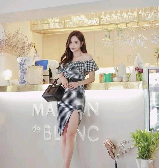 身材|孙允珠：格子荷叶珍珠礼服裙，身材姣好，气质更撩人