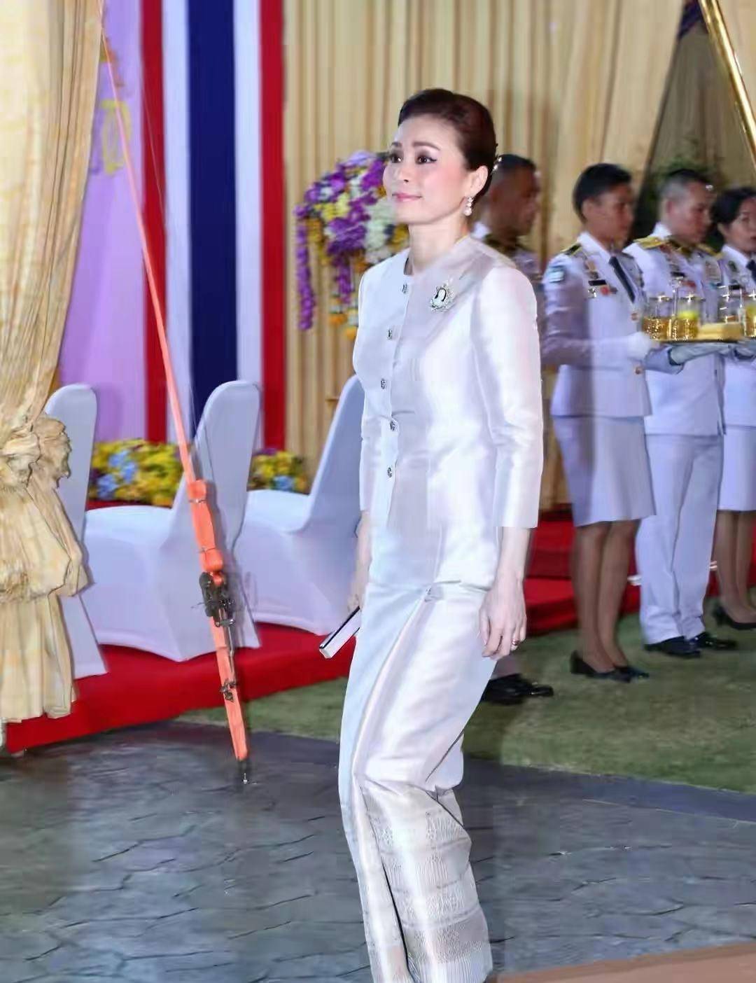 高跟鞋|苏提达深夜独自营业！一身珍珠白套裙穿得贵气，气质敌过诗妮娜