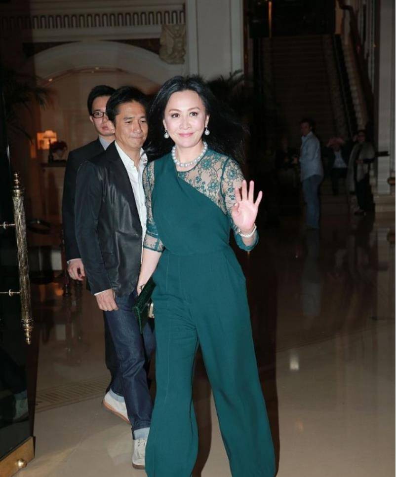 黑色|刘嘉玲越来越会打扮，穿单色蕾丝连体裤遮曲线，肤色显白更衬比例