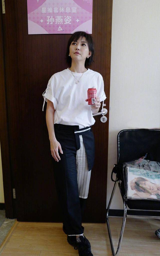 西裤|孙燕姿穿搭路人感强烈，T恤宽大不显身材，滤镜重重难掩皮肤松弛