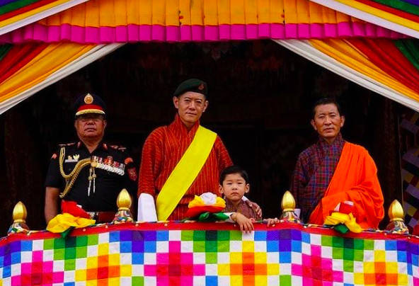 旺楚克|不丹国王戴贝雷帽帅成明星脸!5岁小王储太绅士,穿棕色短袍朴素