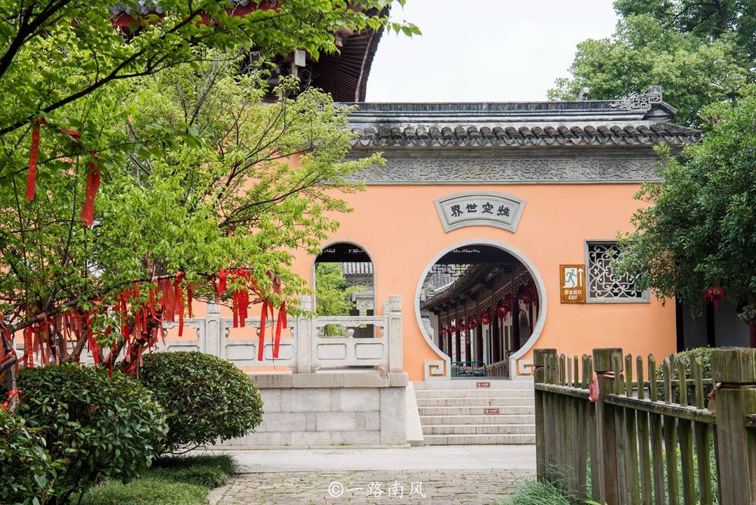 延福禅寺内绿树婆娑,寺内的秦峰塔早在古代就是地理参照物.